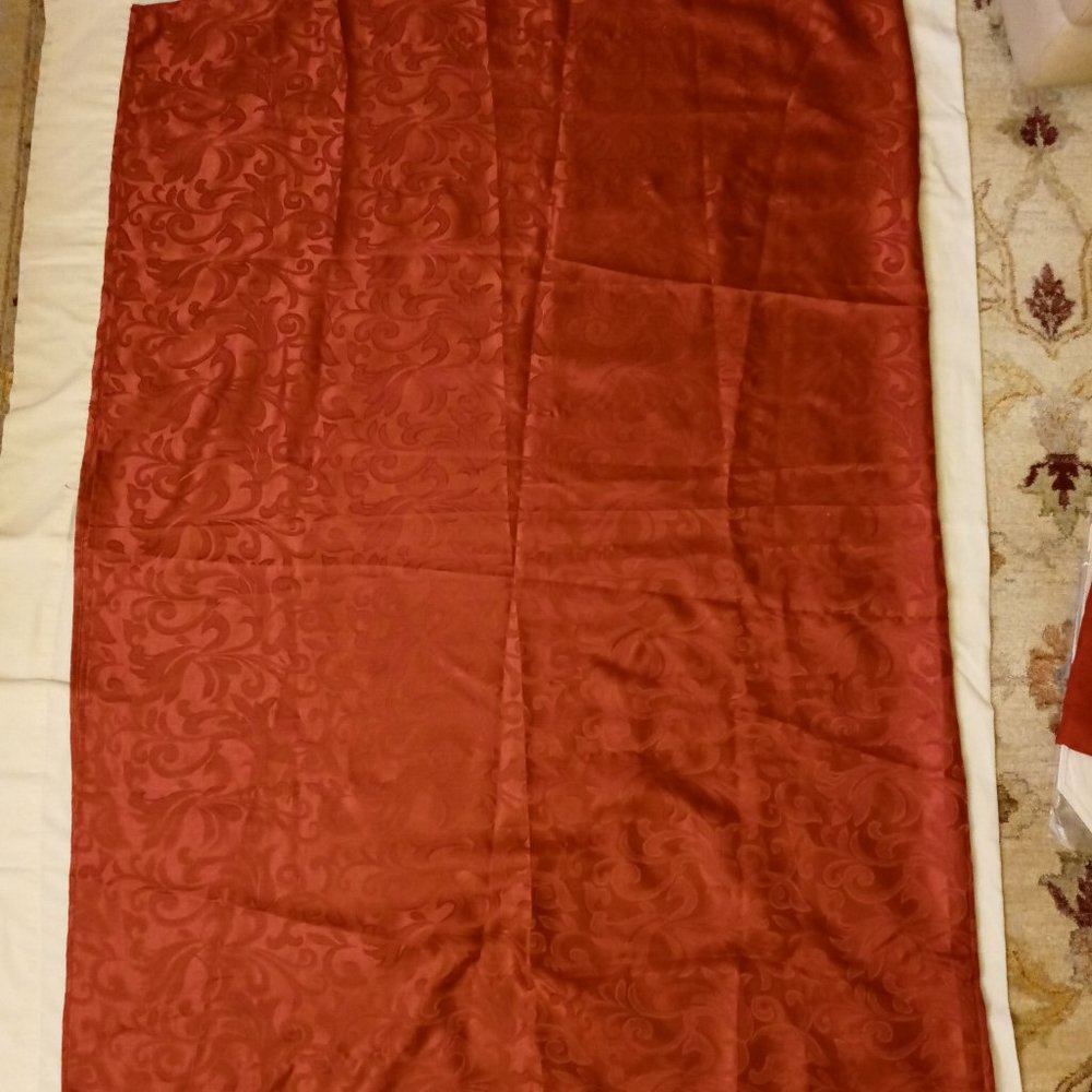 Table Linen Bundle -(pre-loved) - Picture 2 of 4